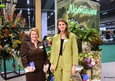De dames van de Dutch Flower Group, Sabine Joore en Gabriëlle van Leeuwen naast de genomineerden van de Dutch Flower Awards.